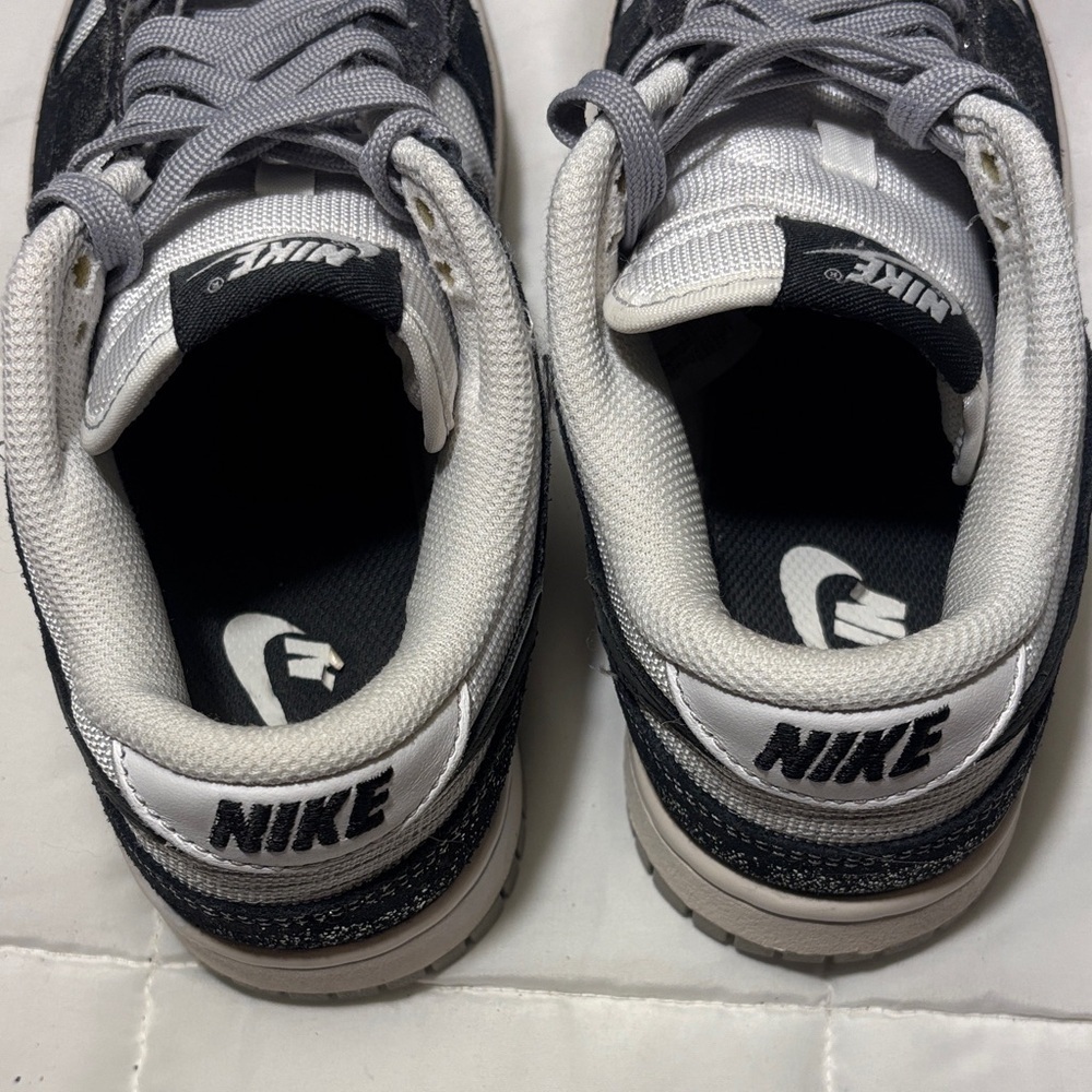 Nike Dunk Low - Golden Gals
Metallic Sliver (Women's) - Picture 11 of 12